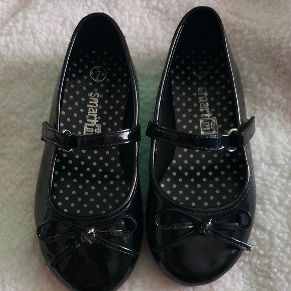 Elegant Black Patent Leather Flats - Picture 3 of 7